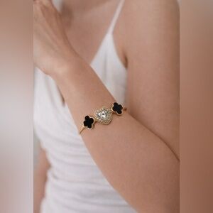 MINT Black Clover Rhinestone Heart Flower Goldtone Charm Bracelet NEW